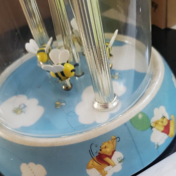 Winnie The Pooh Bees and Ballons Anniversary Clock - Picture 4 of 14